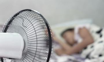 النوم مع تشغيل المروحة يسبب 4 آثار على صحتك!
