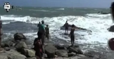 بالفيديو.. لحظة ابتلاع الأمواج شاب في اليمن