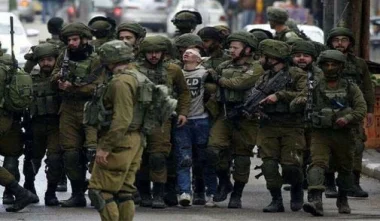 الإفراج عن الطفل الفلسطيني الذي أحاط به 23 جنديا إسرائيليا أثناء اعتقاله