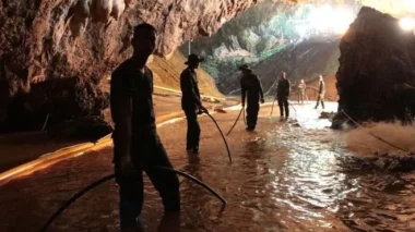 رجال الإنقاذ يبدؤون عملية لإخراج أطفال ومدربهم حوصروا داخل كهف بتايلاند