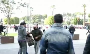 الفنان المغربي محمد الريفي يصرخ بهيستريا في الشارع العام، طالبا العفو من أمه! (فيديو)