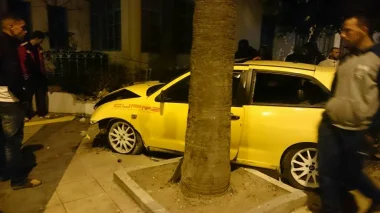 بالصور : السرعة المفرطة تتسبب في اصطدام سيارة بحائط بلدية مارتيل
