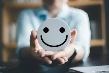 بعيدا عن الماديات.. دراسة تكشف ما الذي يجعل الناس أكثر سعادة