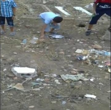 بالفيديو: أطفال بني ملال يصطادون العقارب ويلعبون بها بالمقابر