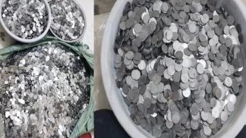 دفع نفقة طليقته ب 7 أكياس ضخمة فيها عملات معدنية(فيديو)!