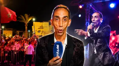 صاحب أغنية "جيتيني فظروف" يلهب منصة الرشيدية في احتفالات مغاربة العالم