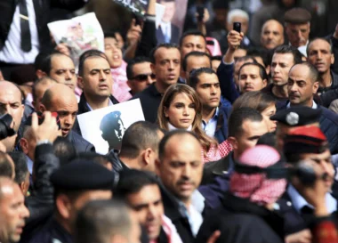 بالفيديو الملكة رانيا تتقدم آلاف الأردنيين في مظاهرة تندد بحرق «الكساسبة»