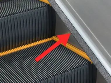 ليست للتنظيف كما يعتقد كثيرون.. السر الحقيقي للفُرش الصغيرة على حواف السلالم الكهربائية