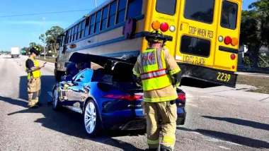 مشهد لا يُصدق.. جاكوار F-Type تنحشر أسفل باص مدرسة في حادث غريب!