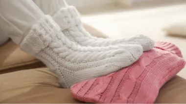 برودة القدمين المستمرة.. علامة تحذيرية لمشكلات صحية متعددة