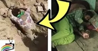 بالفيديو..أب ينقذ حياة ابنته بعد دفنها على قيد الحياة