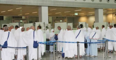 فضيحة : أزيد من 600 حاج و حاجة يبيتون الليلة في العراء بعدما تخلت عنهم البعثة المغربية بعرفة