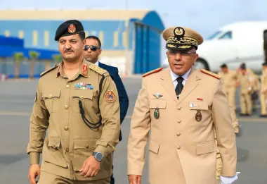 حفتر يحل بالرباط في زيارة رسمية.. هل يتجاوز التنسيق المغربي الليبي البعد العسكري نحو رهانات إقليمية أوسع؟
