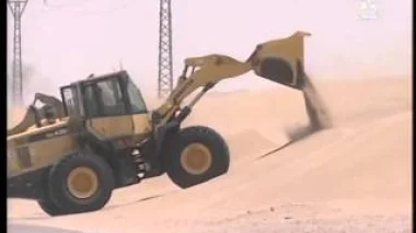 مُعاناة مُستعملي الطريق من زحف الرمال بين المرسى والعيون