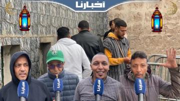 تحت الأمطار.. جماهير الرجاء تسخر من الوداديين الذين اشتكوا من غلاء تذاكر الديربي