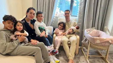جورجينا رودريغيز تتبنّى رسميًا أبناء كريستيانو رونالدو الثلاثة الأكبر