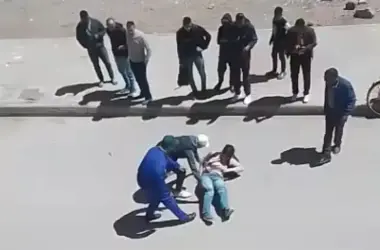 بعد فيديو الاعتداء الصادم.. توقيف طالب طعن أستاذته في آرفود
