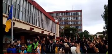 رفع علم جمهورية القبايل و ترديد النشيد الوطني القبايلي من داخل جامعة مولود معمري بتيزي وزو