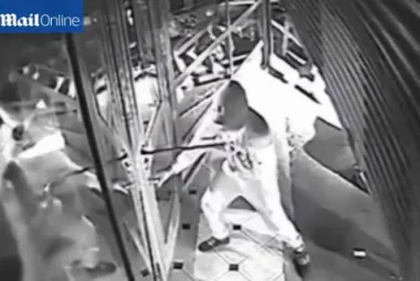 بالفيديو: لصوص يفشلون بتحطيم زجاج متجر للمجوهرات