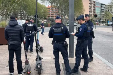 الشرطة الفرنسية توقف جزائريًا هدد نائب القنصل المغربي بمرسيليا و"عضّ" حارس أمن