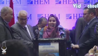 شاهد ما قالته المرأة التي ظهرت في لقاء بن كيران بوجدة