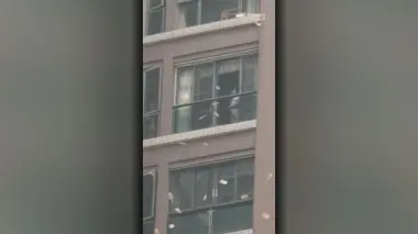 شجار عائلي يتحول لمشهد صادم.. صينية تلقي آلاف الدولارات من شرفتها بعد شجار حاد مع زوجها!⁣