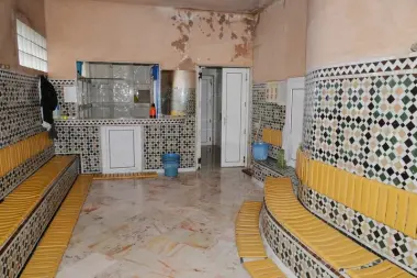 صدمة بالقصر الكبير.. شخص يقتحم حماماً نسائياً بحثا عن زوجته ويثير رعب المستحمات