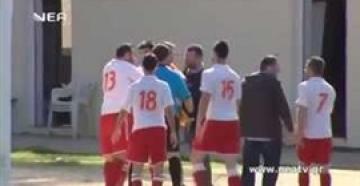 بالفيديو.. لاعب يضرب الحكم ويهرب من الشرطة