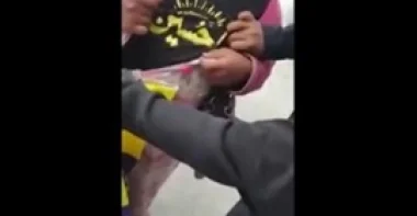 بالفيديو.. شاهد ماذا عثر سعودي على قميص فتيات يتسولن في شوارع الرياض