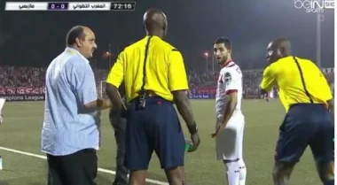 شجار الطاقم التحكيمي لمباراة المغرب التطواني و مازيمبي