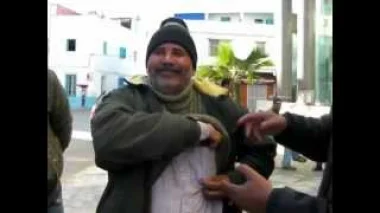 عامل أصمّ و أبكم يطرد من عمله بدون تعويض.