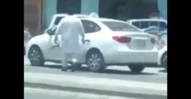 بالفيديو.. مشاجرة بالأيدي بين سائقين