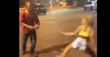 بالفيديو.. تأديب شاب اعتدى على فتاة بالضرب
