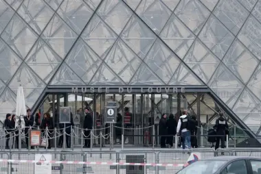 طالب يصل إلى ممر محظور تحت متحف اللوفر دون تشغيل الإنذار