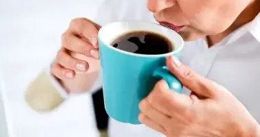 دراسة تُحذر: شرب القهوة على الريق دون تناول وجبة إفطار يُدمر جهازك الهضمي