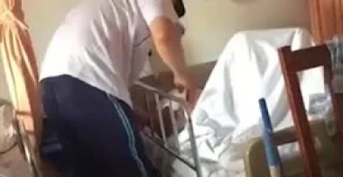 بالفيديو.. ابن عاق يصفع أباه المريض داخل مستشفى