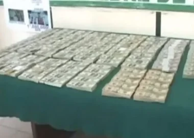 بالفيديو: طائرة تلقي مليون دولار فوق مدينة في بوليفيا