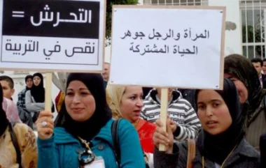 وقفة لمئات الشابات والشباب أمام البرلمان بالرباط ضد التحرش الجنسي