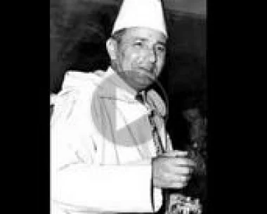 فيديو نادر يُظهر محمد الخامس يُصلي بالناس في مسجد حسان