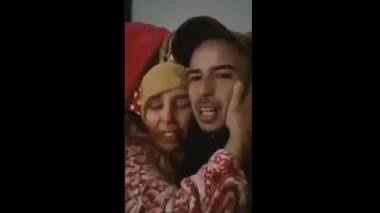 فرحة هستيرية لشاب تمكن من جمع مصاريف عملية جراحية لوالده
