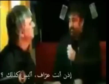 مذيع يصفع عرافا على الهواء مباشرة  ... شاهد السبب