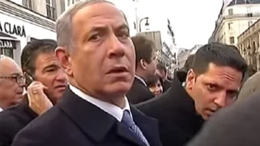 بالفيديو : نتنياهو خائف و متوتر أثناء انتظاره ركوب حافلة في باريس     