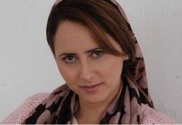 الفنانة منال الصديقي تتحدى السرطان و تظهر حليقة الرأس بمهرجان الحسيمة (صورة)