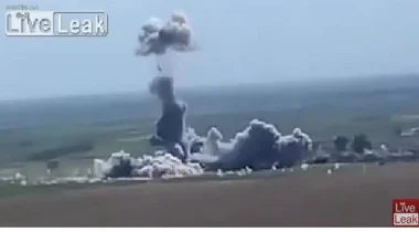 سيارة مفخخة تابعة لداعش تحلق في السماء قبل أن تنفجر