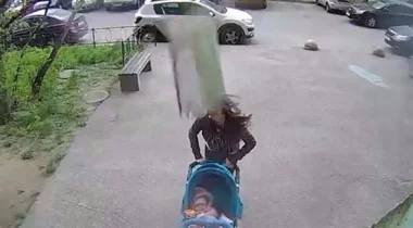 بالفيديو: بلاطة تسقط على رأس امرأة تجر عربة طفلتها