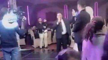 رجل يطلق زوجته عبر مكبر الصوت أثناء حفل زفاف ابنتهما(فيديو)