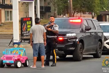بالفيديو..القبض على رجل يقود سيارة لعبة بلا رخصة وتحت تأثير الكحول