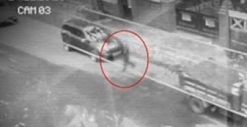 بالفيديو.. لقطات مخيفة لـ«عفريت» يسير على الطريق