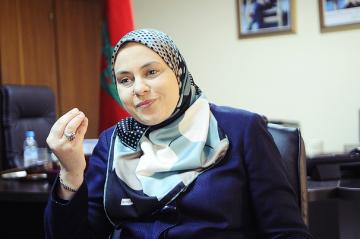 بالصور.. المرض الخبيث ينال من وزيرة سابقة في حكومة "بنكيران" ومقرب يؤكد تدهور وضعها الصحي