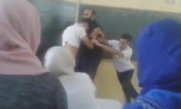 فيديو خطير.. مضاربة داخل قسم بين أستاذ و تلميذه و ها شنو وقع